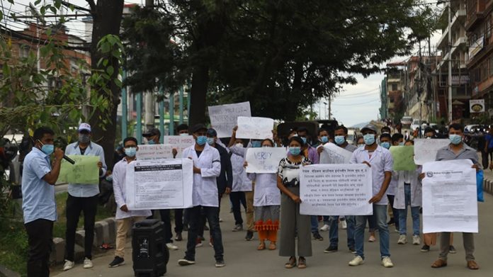 dr_protest_5_VyKEGj2oP2